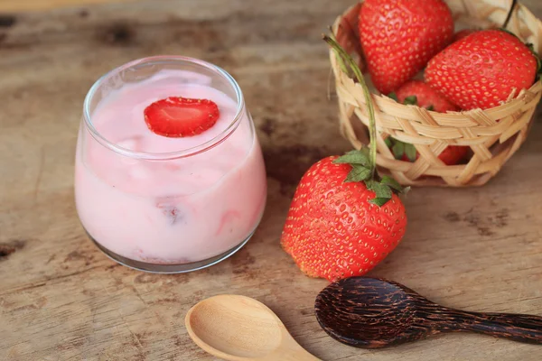 Batido de yogur fresa fresca —  Fotos de Stock