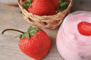 Yoğurt güler yüzlü taze çilek