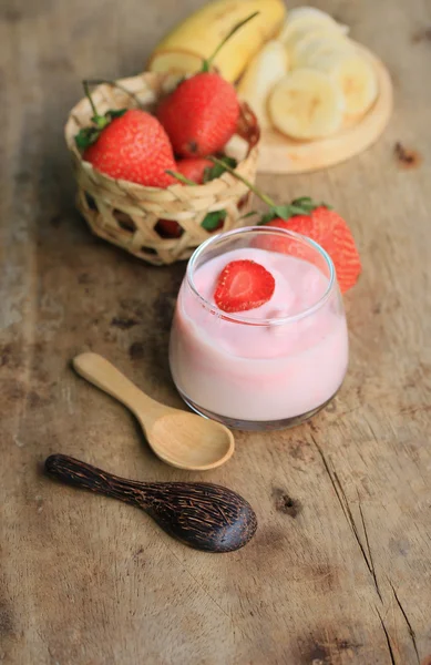 Frullato di yogurt fragola fresca — Foto Stock