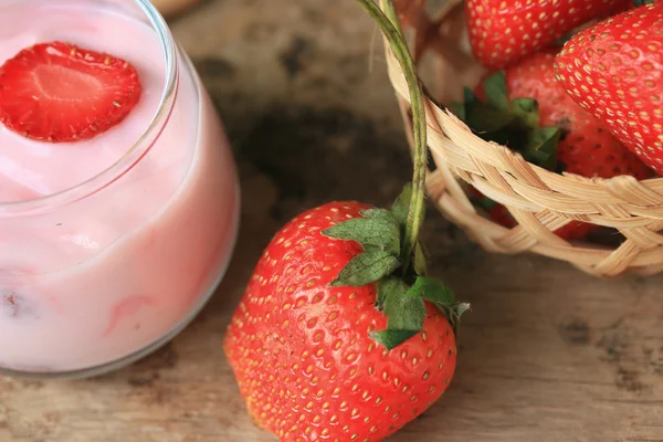 Batido de yogur fresa fresca —  Fotos de Stock