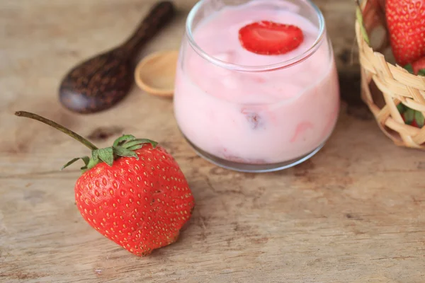 Batido de yogur fresa fresca —  Fotos de Stock