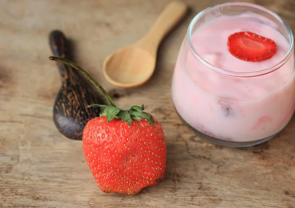 Joghurt smoothie friss eper — Stock Fotó