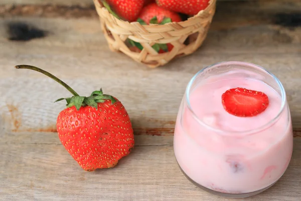 Yoghurt smoothie färska jordgubbar — Stockfoto
