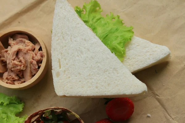 Saboroso presunto sanduíche de atum — Fotografia de Stock