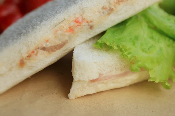 Saboroso presunto sanduíche de atum — Fotografia de Stock