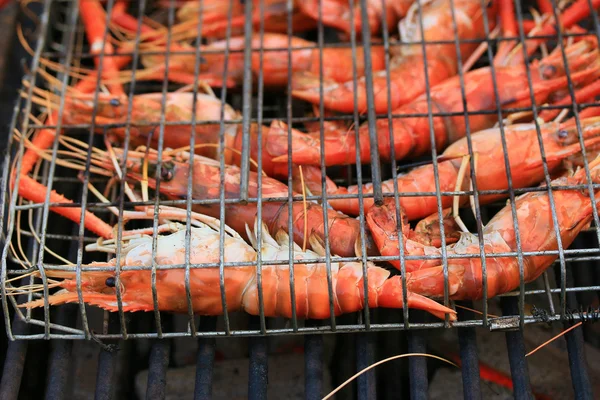 Gegrilde garnalen op markt — Stockfoto