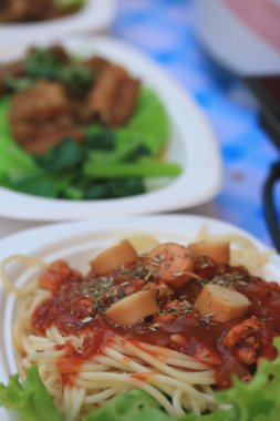 Spagetti ham domuz eti ile