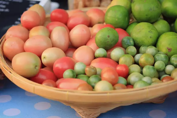 Verse tomaat en citroen — Stockfoto