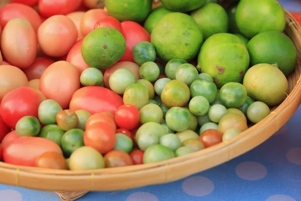 Färsk tomat och citron — Stockfoto