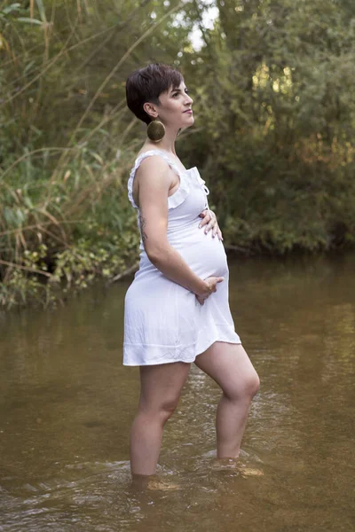 Молодая Беременная Женщина Сидит Скамейке Поле — стоковое фото