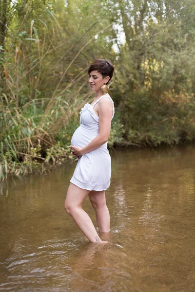 Молодая Беременная Женщина Сидит Скамейке Поле — стоковое фото
