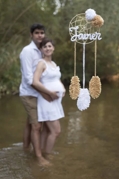 Joven Embarazada Con Pareja Sentada Banco Campo — Foto de Stock