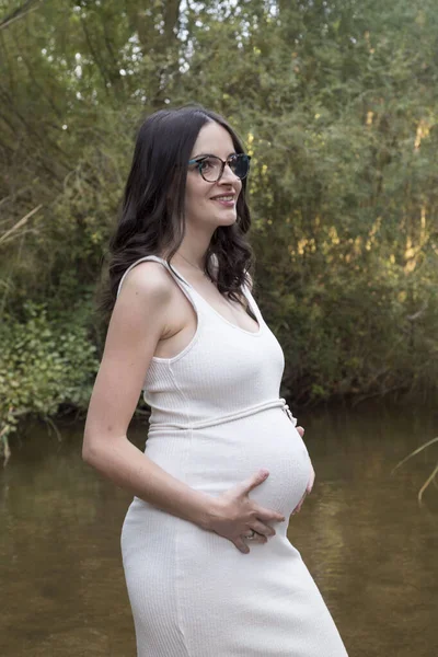 Νεαρή Έγκυος Γυναίκα Κάθεται Ένα Παγκάκι Στο Πεδίο — Φωτογραφία Αρχείου