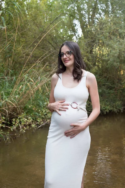 Joven Embarazada Sentada Banco Campo — Foto de Stock