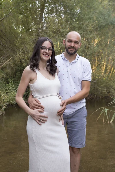 Joven Embarazada Con Pareja Sentada Banco Campo — Foto de Stock