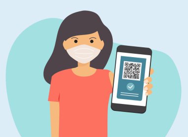 Aşılanmış kadın dijital sağlık pasaportu kullanıyor. Aygıt ekranında qr kodu olan bağışıklık sertifikası
