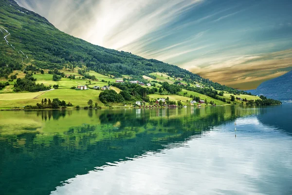 Norwegia, Olden, zielone wzgórza nad morzem. Norweski fiord w lecie. — Zdjęcie stockowe