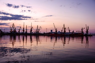 Deniz bağlantı noktası Vinçler, günbatımı, Odessa, Ukrayna