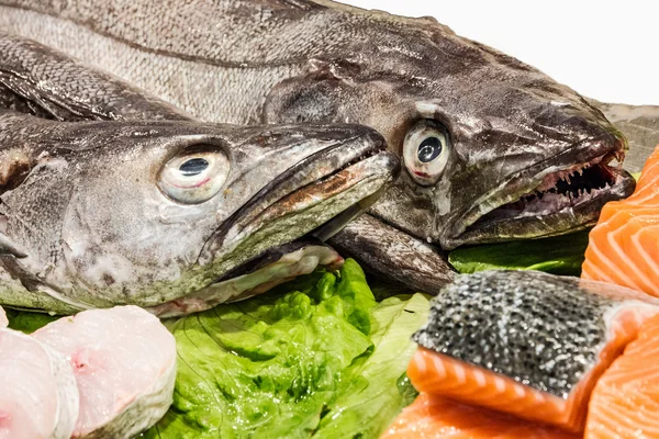 Fisch auf dem Markt, schwarze Scheide (espada) auf dem Fischmarkt mercat de — Stockfoto