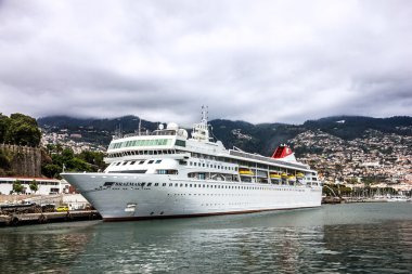 Funchal. Portekiz - 3 Mayıs 2016: Cruise liner Funchal limanda Madeira