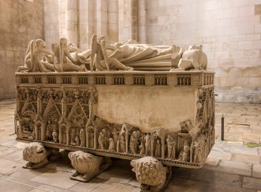 Alcobaca, Portekiz - 3 Mayıs 2016: Tomb of King Alcobaca Dominik Ortaçağ monaster iç