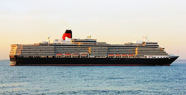 ODESSA, UKRAINE - MAY 3, 2016: Cruise liner Queen Elizabeth came into the port of Odessa, Ukraine — Stock Photo, Image