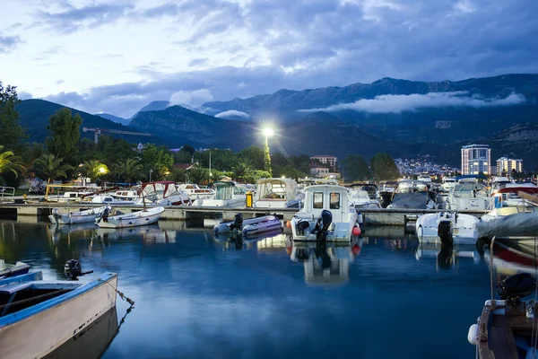 BUDVA, MONTENEGRO - MAIO 20, 2016: Vista noturna com barcos em frente ao mar de Budva em summ — Fotografia de Stock