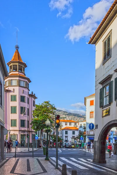 Funchal, Madeira - 2 Mayıs 2016: Funchal street, Madeira Adası, Portekiz