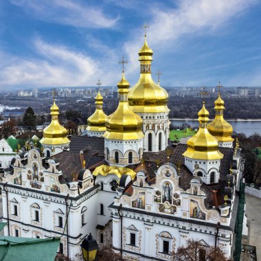 Kiev, Ukrayna. Cupolas Pechersk Lavra Manastırı ve Nehri 