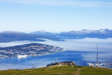 Norveç şehir Tromso. Dağ kenti Panoraması.