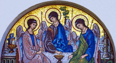 Budva, Karadağ - 2 Mayıs 2016: Holy Trinity Ortodoks Kilisesi, Budva, Karadağ, mozaik simgesi