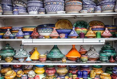 Ceramicl gereçler Fas Hediyelik eşya dükkanı, tajines üzerinde