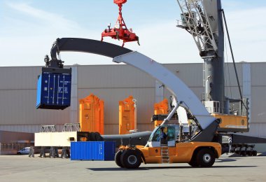 Rostock, Almanya - 2 Temmuz 2016: Konteyner loader - Liebherr test alanında ulaşmak Yığıcı 