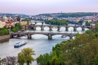 Prag köprüler, şehir günbatımı panorama, Çek Cumhuriyeti