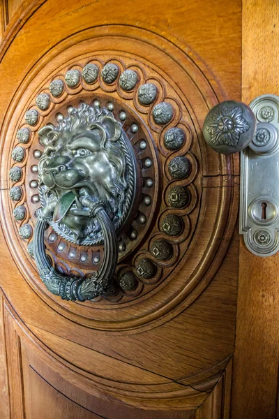 Vintage oude deur met leeuw deur knocker, Quinta da Regaleira — Stockfoto