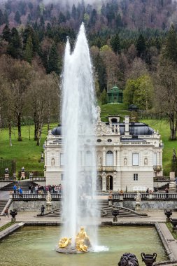 Bavyera, Almanya - 2 Mayıs 2016: Fontaine Almanya'da Bavyera Linderhof sarayında