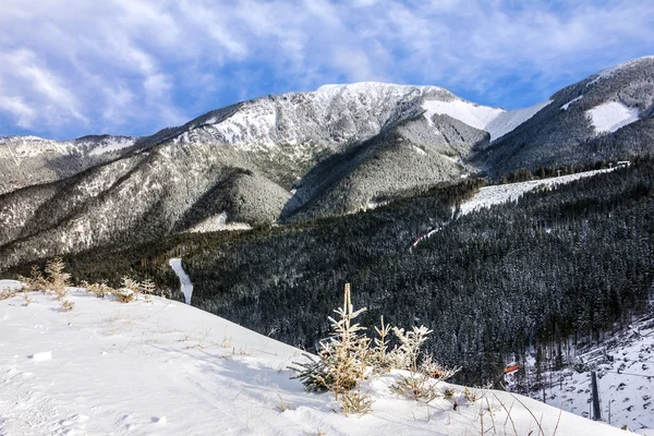 Invierno montaña paisaje, resort Jasna, Tatras, Eslovaquia . — Foto de Stock