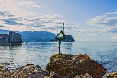 Sunrise deniz manzarası, tarihi kent merkezine Budva, Karadağ - balerin heykeli