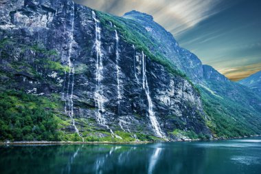 Geiranger fiyort, Norveç: yatay, dağlar ve şelaleler