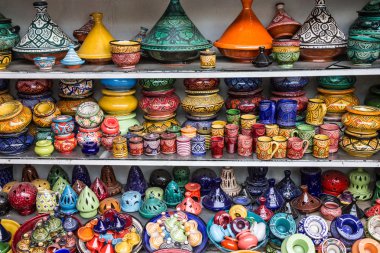 Ceramicl gereçler Fas Hediyelik eşya dükkanı, tajines üzerinde