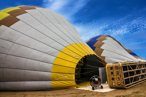 Show de balão e cesta se preparando para começar na Capadócia, Turquia — Fotografia de Stock