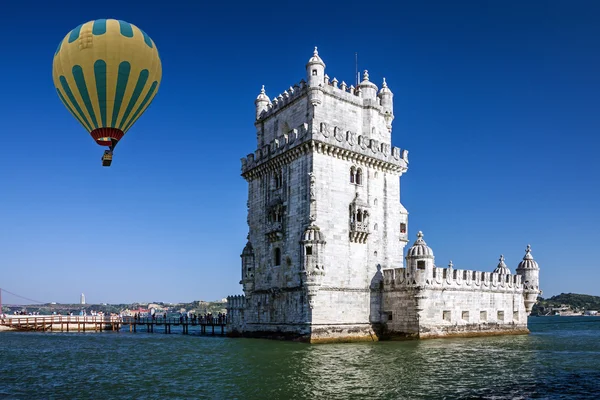 Torre de Belem, globo aerostático, Lisboa, Portugal — Foto de Stock
