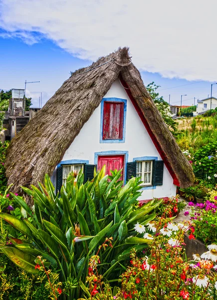 Madeira, Portugal. Vila, casa rural no verão, Santana — Fotografia de Stock