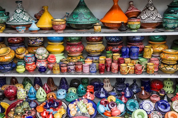 Ceramicl gebruiksvoorwerp op Marokkaanse souvenirshop, tajines — Stockfoto