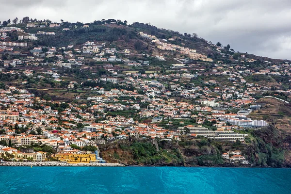 Madère bord de mer, forteresse et maisons de ville de Funchal, Portugal — Photo