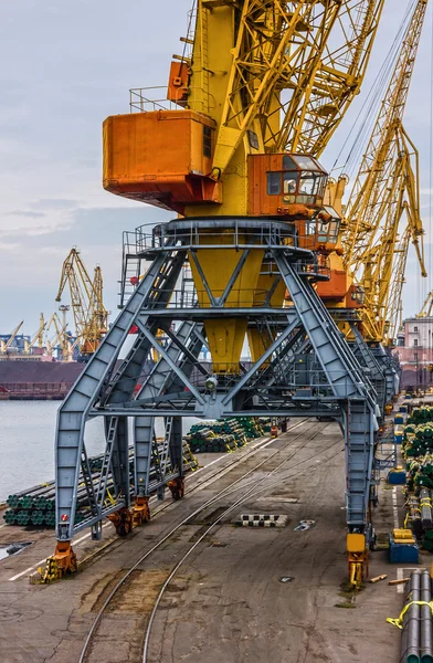 Přístavní jeřáby v námořního přístavu Oděsa, Ukrajina — Stock fotografie
