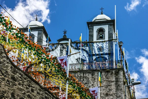 MADEIRA, PORTUGAL - 3 DE MAYO DE 2016: Iglesia Nossa Senhora do Monte y decoraciones florales, Madeira — Foto de Stock