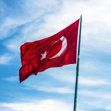 Mavi gökyüzü arka plan üzerinde Türkiye'nin bayrak