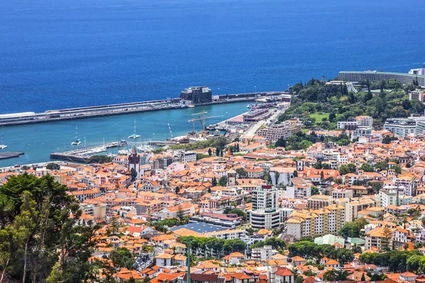 Ilha da Madeira, Portugal. Casas à beira-mar do Funchal . — Fotografia de Stock