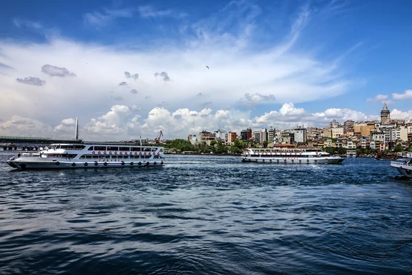 Istanbul, Turkije - 7 mei 2016: Galata tower - Istanbul zee uitzicht, Bosporus, Turkije. — Stockfoto